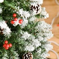 Weihnachtsbaum mit 250 LEDs warmweiss Deko und Schnee