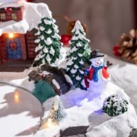 Weihnachtsdorf mit beweglichen Figuren und 13 bunten LEDs