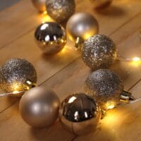Weihnachtskugeln mit LED Lichterkette Champagner Christbaumkugeln