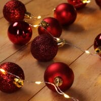 Weihnachtskugeln mit LED Lichterkette Rot Christbaumkugeln